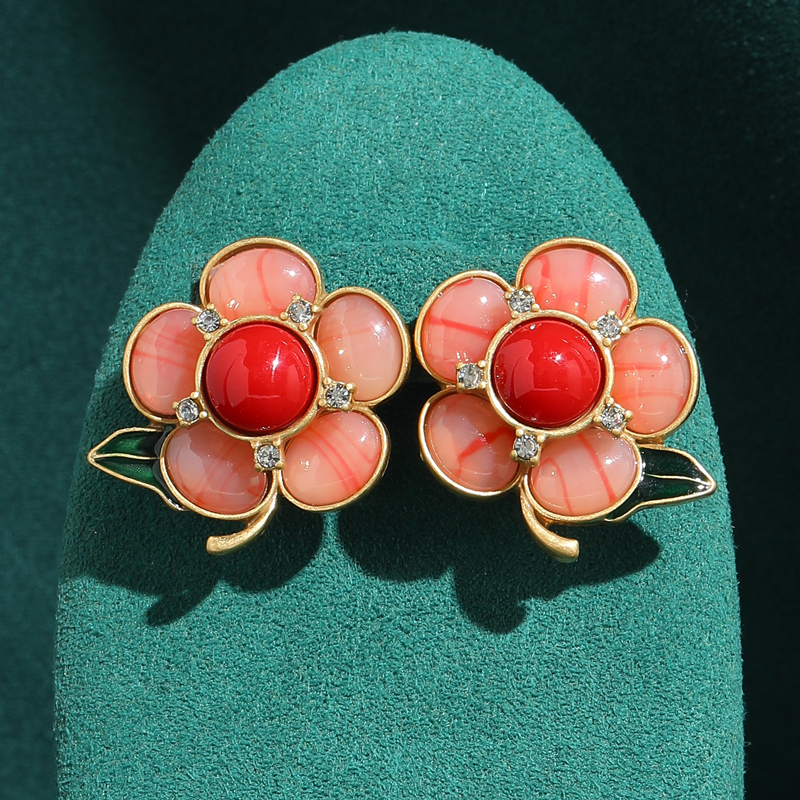 Vintage Fashion Trends 2026 - Vintage Natural Stone Pink Flower Stud